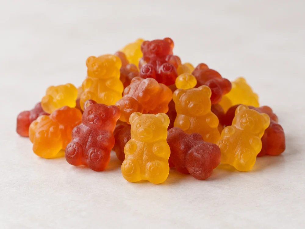 Kavanozun içinden bakılan açıyla ayıcık ve yuvarlak silindir şekilli gummy vitamin takviyeler