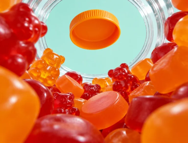 Kavanozun içinden bakılan açıyla ayıcık ve yuvarlak silindir şekilli gummy vitamin takviyeler